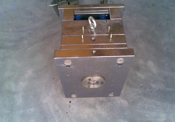 Injection mold-12